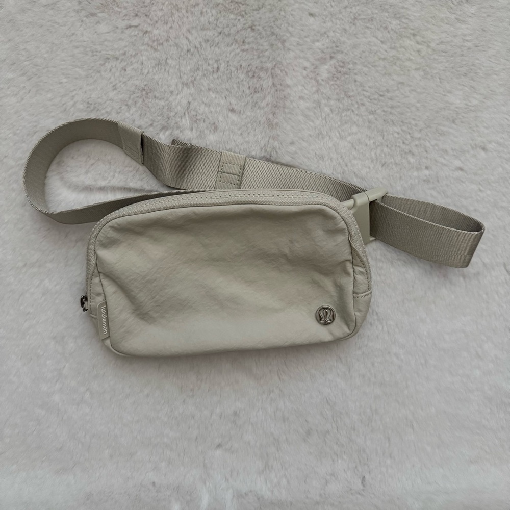 Lululemon Everywhere Belt Bag OS 1L Volume White Opal